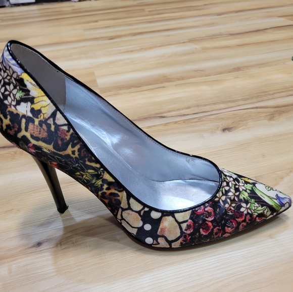 Guess - Picture 5 of 8